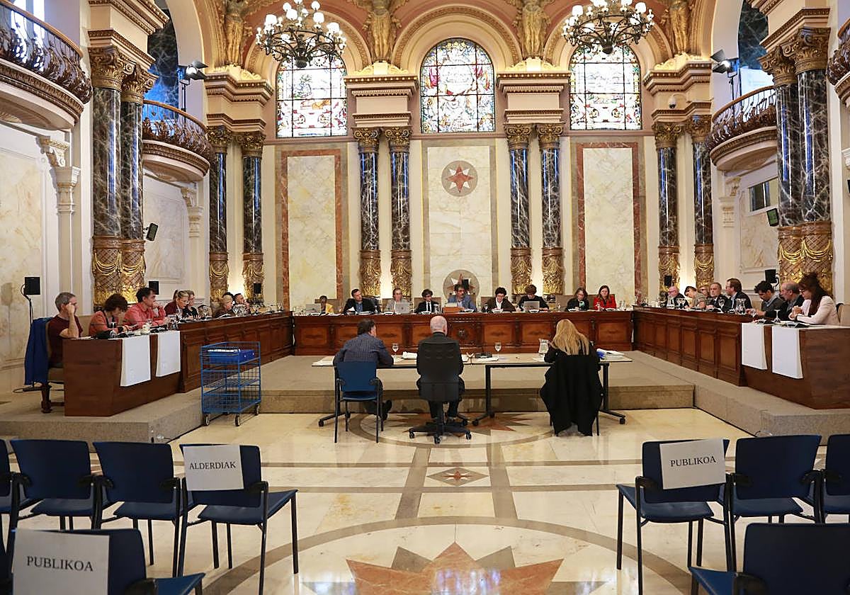 Una vista del Pleno del Ayuntamiento de San Sebastián celebrado este lunes.