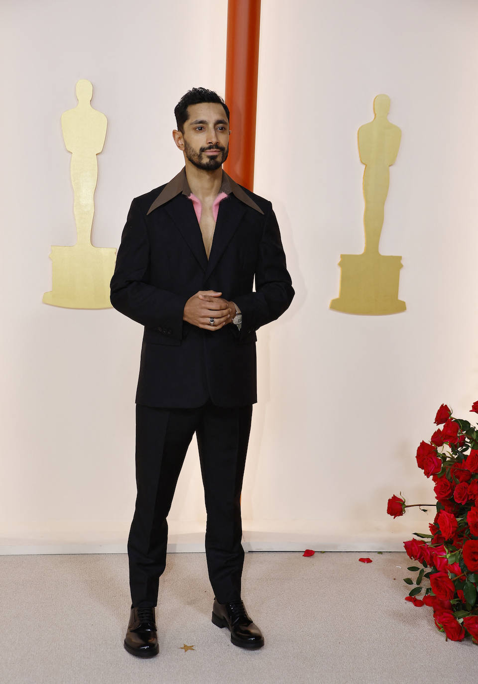 Los cuellos de la camisa de Riz Ahmed, vestido de Prada, parece que van a echar a volar.