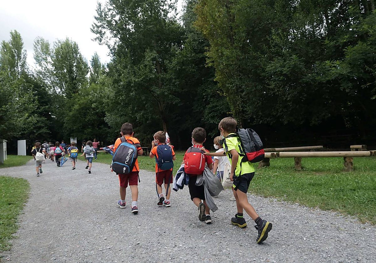 Un grupo de niños sale de excursión.
