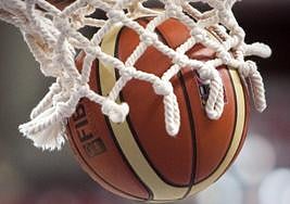 Un balón entra por el aro.