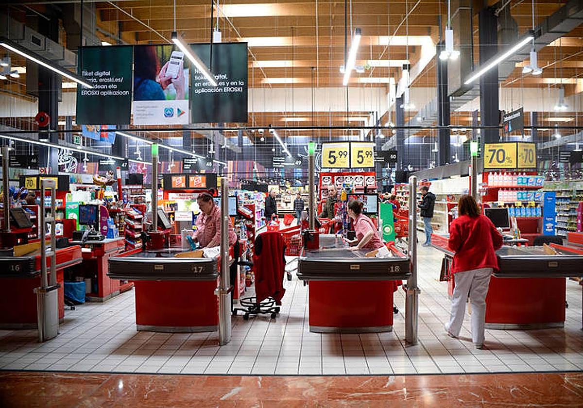 Línea de cajas de un supermercado de Eroski.