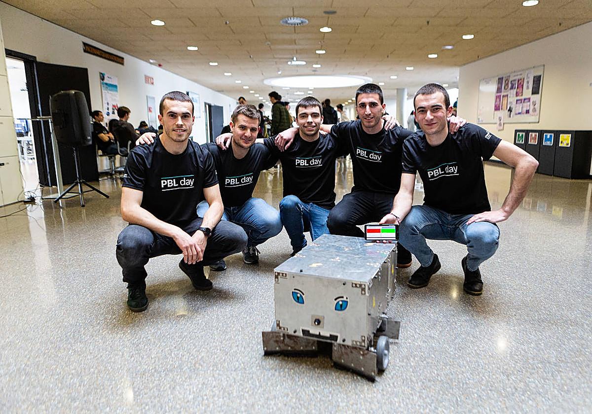 Los desarrolladores del robot 'Smart Recycling'.