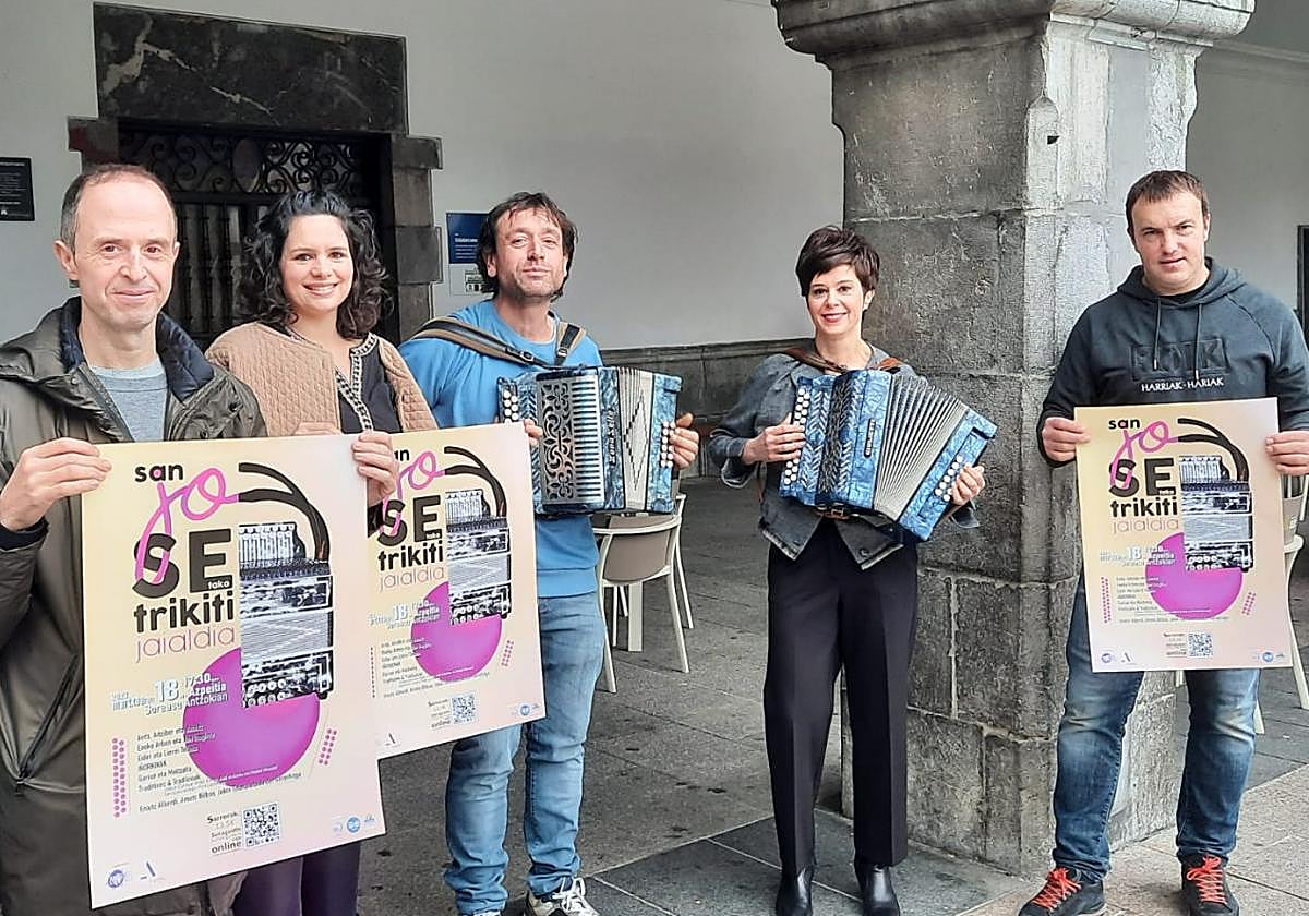 Udaleko eta Euskal Herriko Trikiti Elkarteko antolatzaileak aurkezpen ekitaldian.