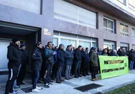 Concentración sobre la negociación del metal, en la sede del CRL en Donostia el 1 de marzo.