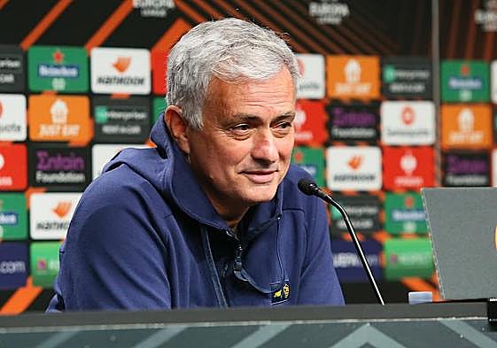 José Mourinho, atendiendo a la prensa en Anoeta.