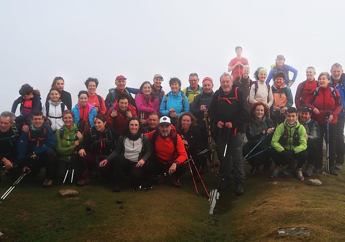 Zumaiar talde bat Indamendi mendi bazkunak Urkiolagirrera antolatutako irteera batean.
