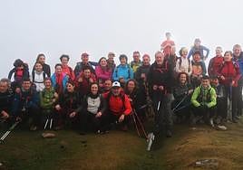 Zumaiar talde bat Indamendi mendi bazkunak Urkiolagirrera antolatutako irteera batean.