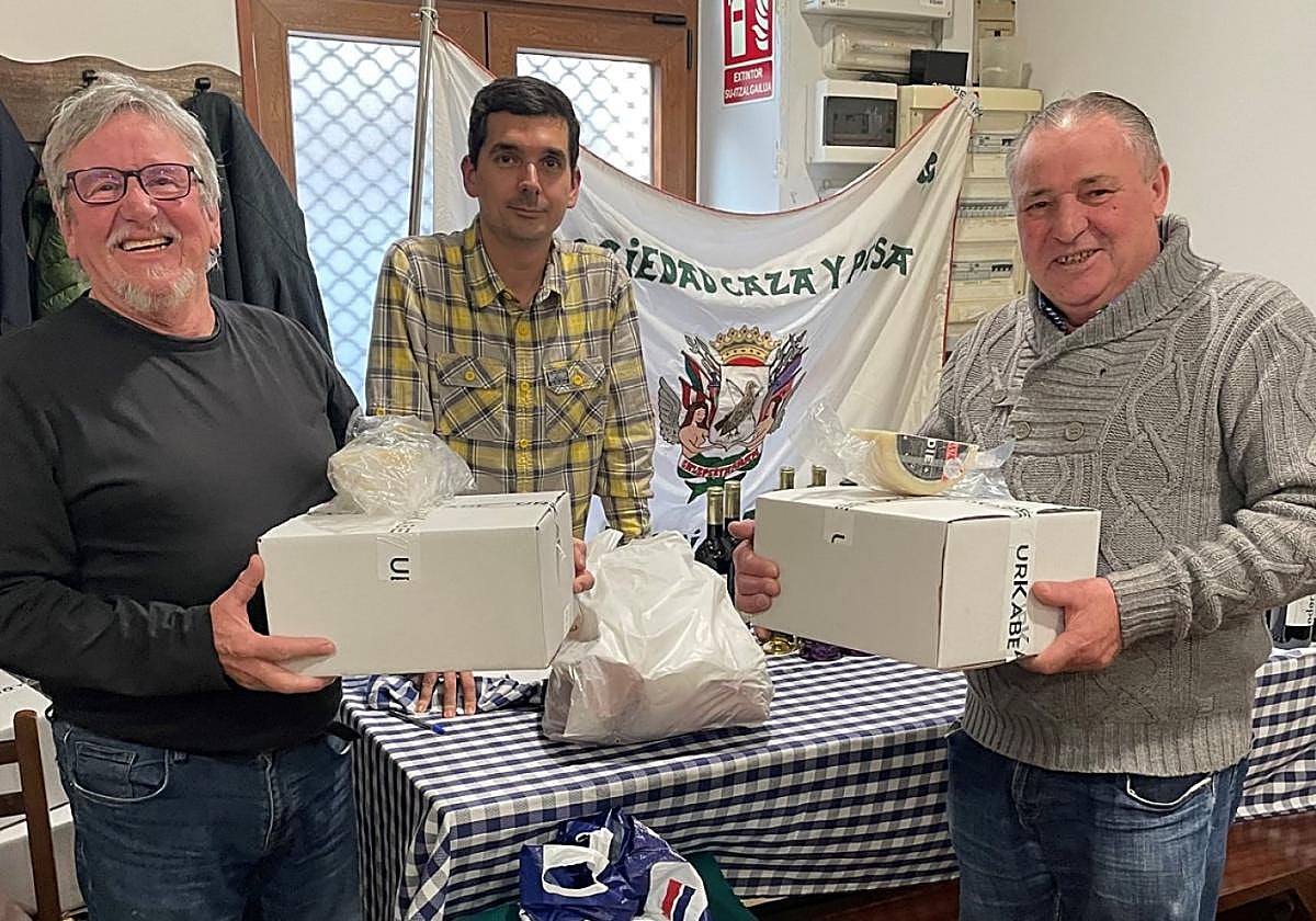 Ina y Torcuato, con Mikel Ercibengoa en el centro de la imagen.