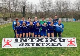 El equipo femenino del Oiartzun en el campo de Ugaldetxo.