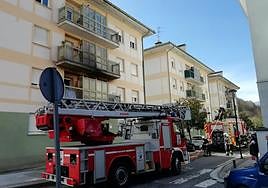 Bomberos del parque de Korosti ante el balcón incendiado.