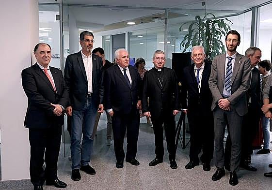 Tomás González, cónsul honorario de Brasil;Eneko Goia, alcalde de Donostia; José María Guibert, rector de la Universidad de Deusto; el obispo de San Sebastián, Fernando Prado; Francisco Javier López Aríztegui, presidente del Consejo de Gobierno de la Universidad de Deusto y Xabier Riezu, vicerrector.