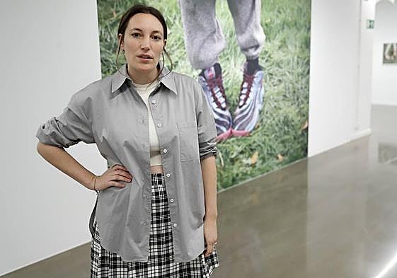 La fotógrafa gallega posa en Kutxa Kultur Artegunea, donde expone hasta el próximo mes de julio.
