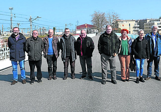 El equipo investigador de Intxorta 1937, Soto, Arexolaleiba, Iñarra, Urmeneta, Gómez, Etxezarraga, Roa, Monge, Chueca y Garai, hace unos días en Irun.