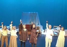 El grupo de teatro La Jarana llevará mañana al escenario del auditorio Juanba Berasategi la obra 'In memorie'.