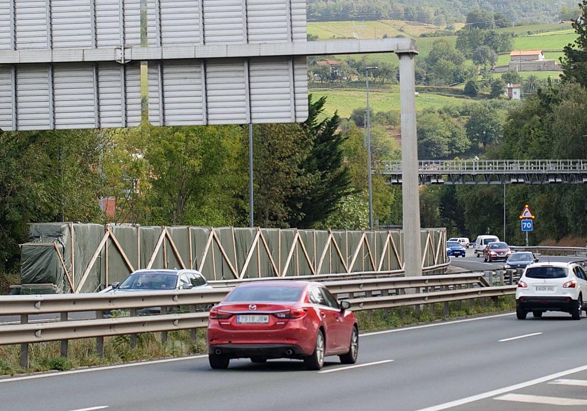 Fardos de paja en las inmediaciones de la N-I a la altura de Aita Larramendi Ikastola.