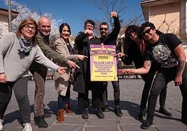Marijo Irastorza, de Salkin; Juancar García, promotor de Bloody Mary; la técnica de Cultura Laura Landa, Txitxu Ruiz, concejala de Cultura, y miembros de la banda irundarra Krin.