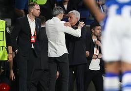 Imanol Alguacil y José Mourinho se saludan antes del partido.