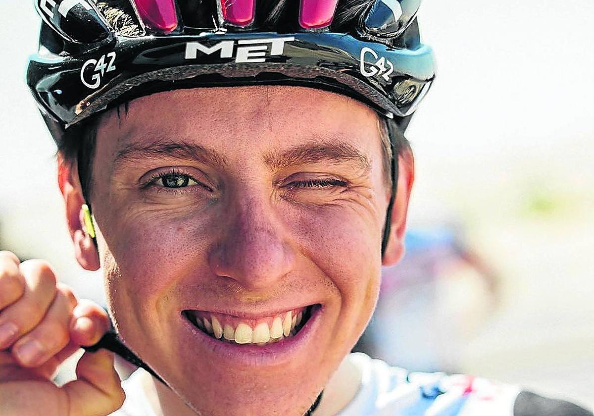 Tadej Pogacar se ajusta el casco.