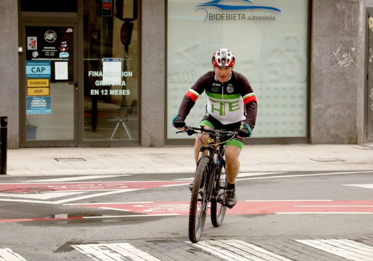 Un ciclista pasea por el bidegorri ubicado en el centro de Errenteria.