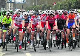 Los júniors toman la salida en la carrera de ayer por la tarde en Azpeitia.