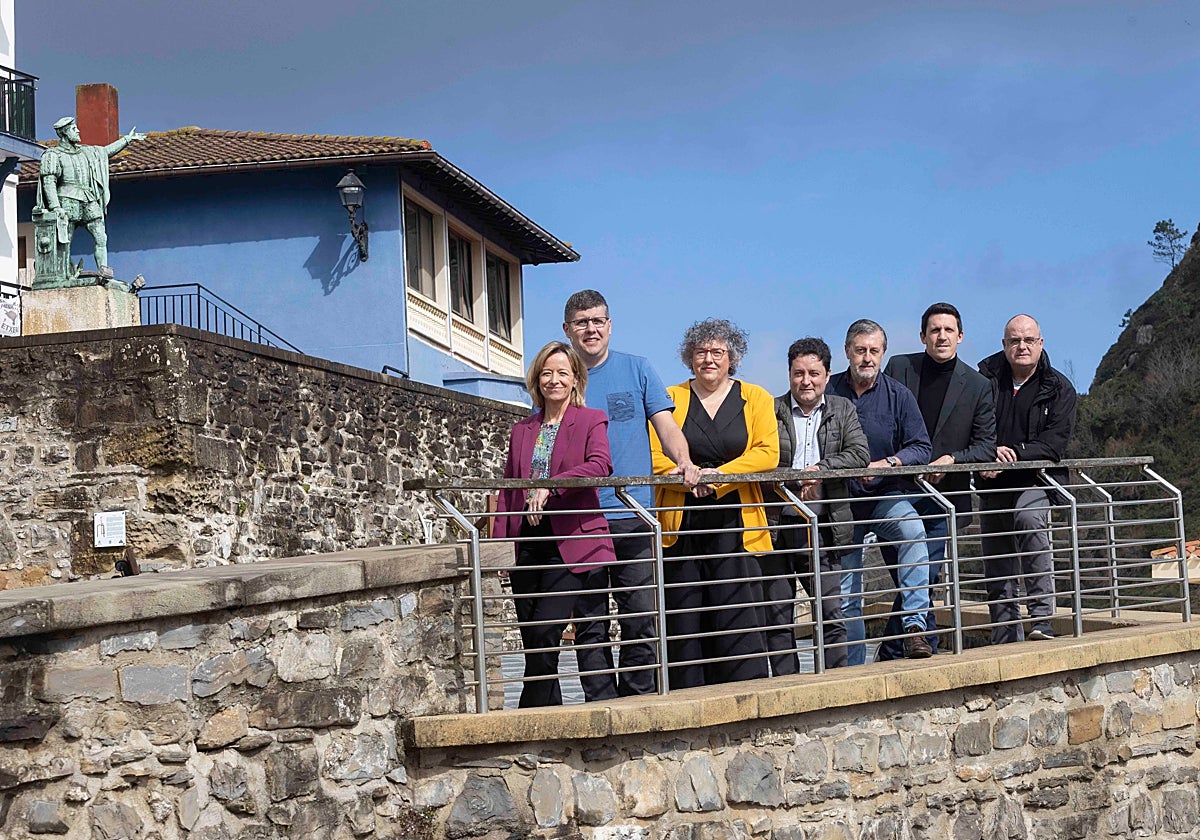 Eider Mendoza y Joseba Egibar con los aspirantes a las alcaldías de Kosta.