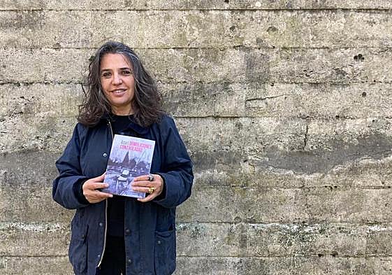 Anari Alberdi posa con su nueva publicación, 'Demoliciones controladas'.