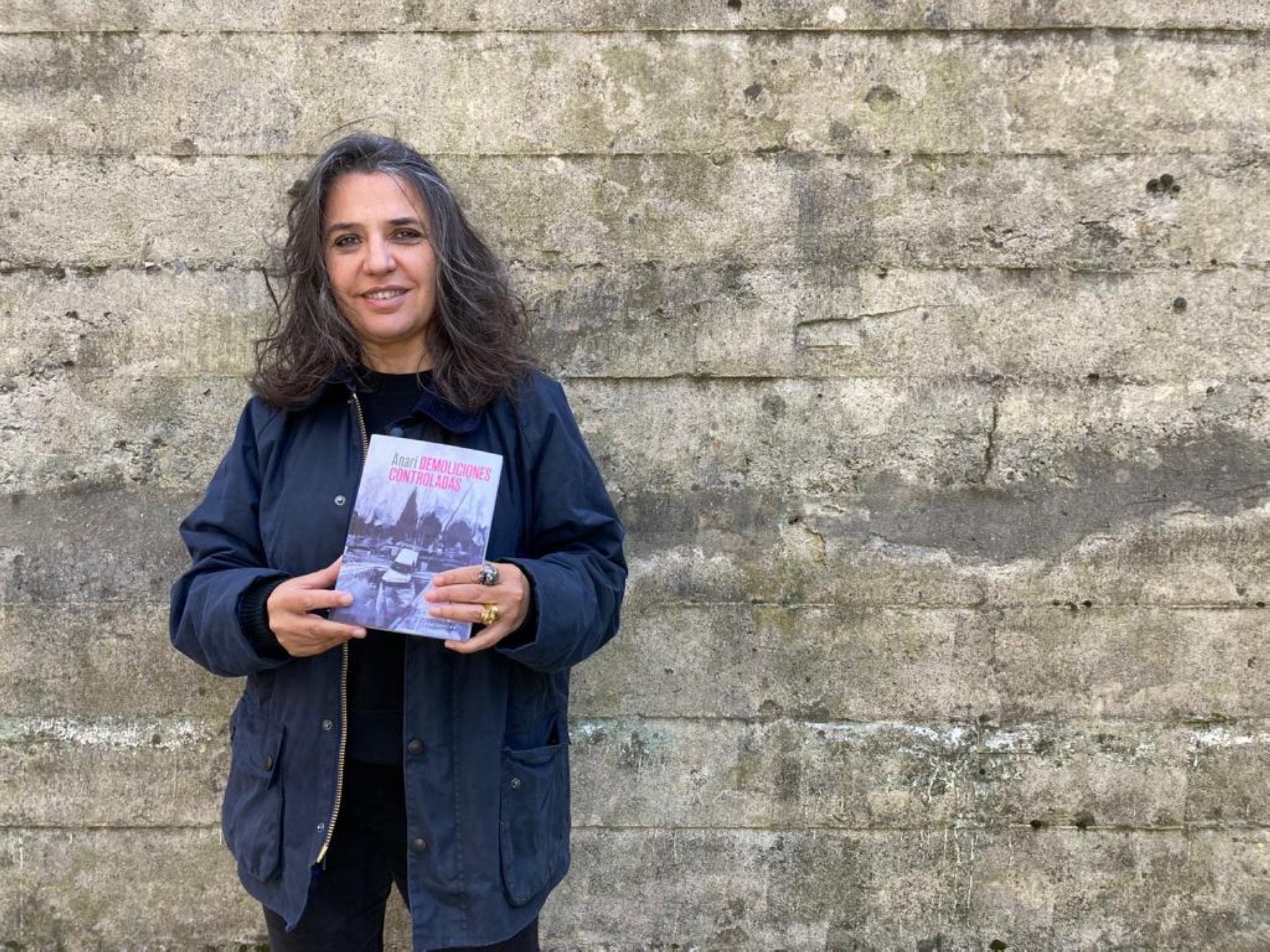 Anari Alberdi posa con su nueva publicación, 'Demoliciones controladas'.