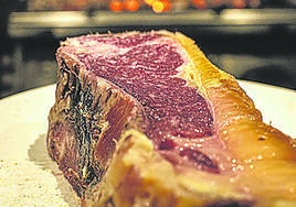 Gregorio Tolosa, listo en la parrilla para preparar las exquisitas chuletas del Asador Bidea 2.