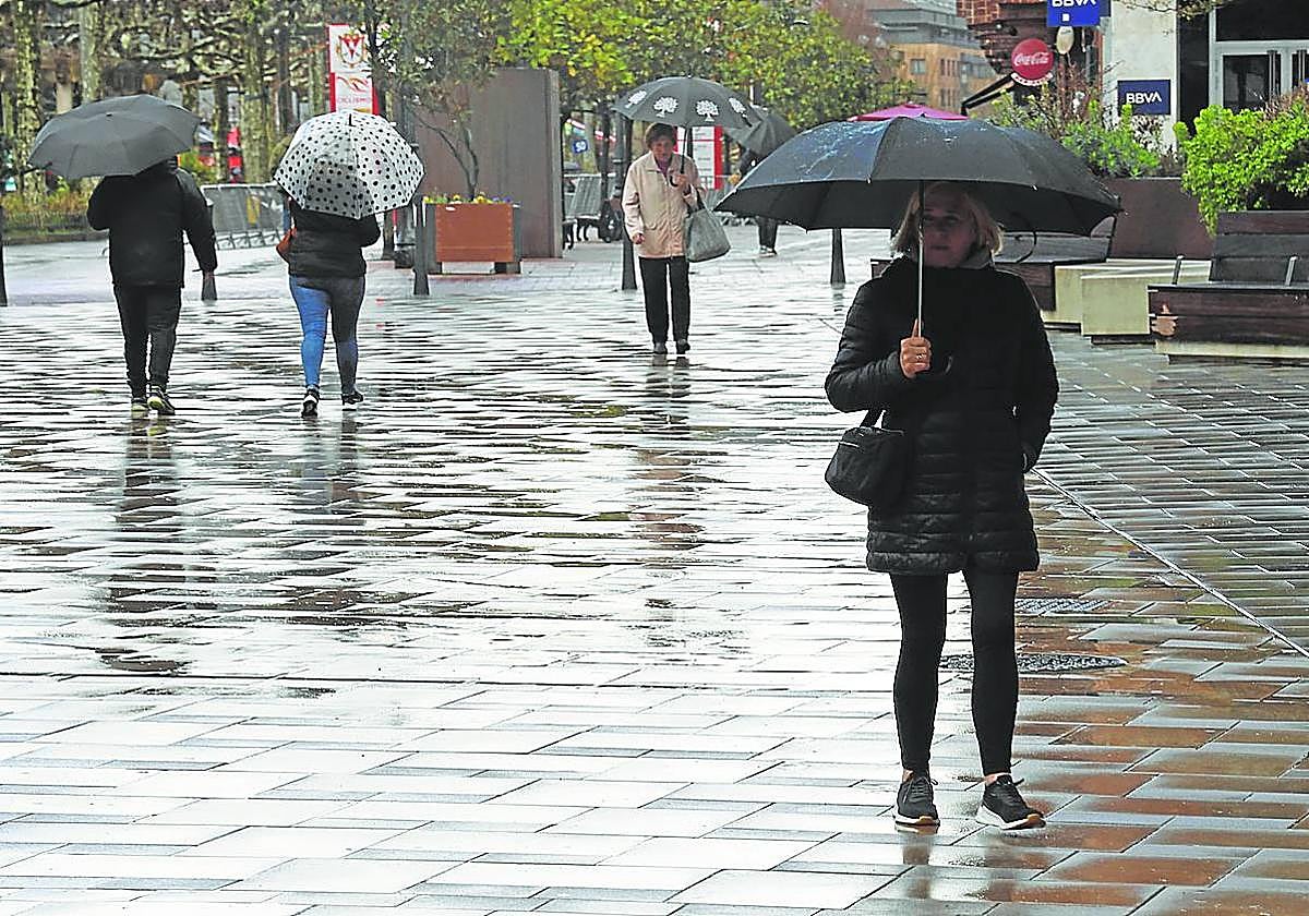 Los paraguas que se vieron ayer por las lluvias intermitentes no serán necesarios los próximos días.