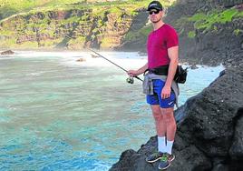 OdeiJainaga, en busca de una buena captura junto a la playa El Bollullo, en Tenerife.