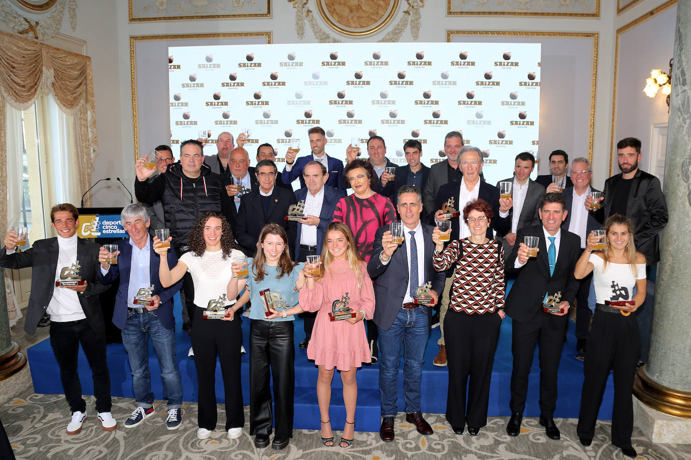 Premiados y asistentes brindan con sidra tras la entrega de premios