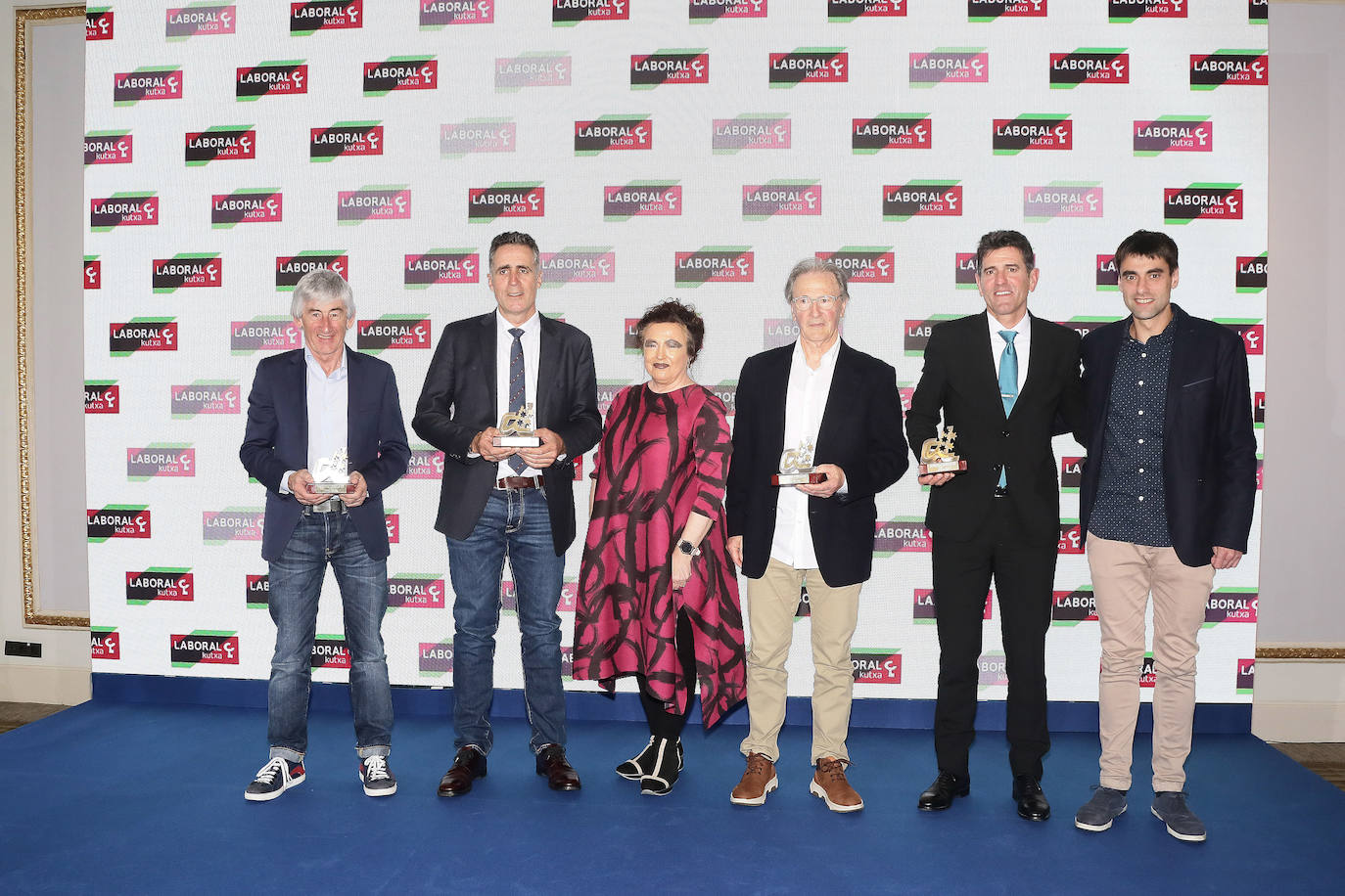 Dani Aristimuño y Arantxa Olaizola, de LABORAL Kutxa, entregaron el premio al ciclismo a Marino Lejarreta, Miguel Indurain, Miguel Mari Lasa y Abraham Olano.