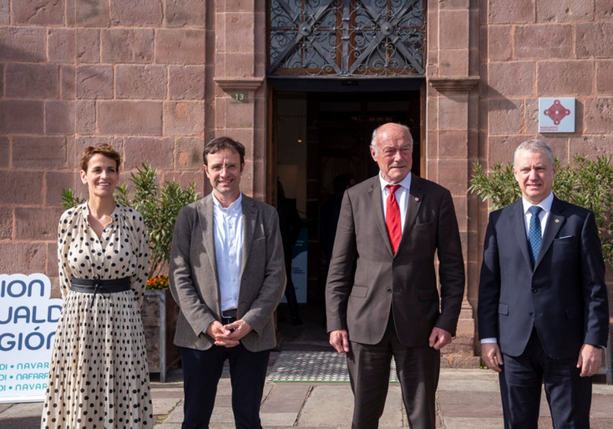 La presidenta de Navarra, María Chivite; el alcalde de Donibane Garazi, Laurent Inchauspe; el presidente de Nueva Aquitania, Alain Rousset; y el lehendakari, Iñigo Urkullu, en la puerta del Ayuntamiento de la localidad vascofrancesa.