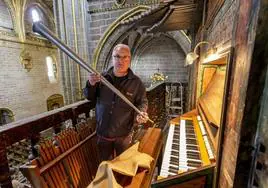 José Antonio Azpiazu repara el órgano mayor de la catedral de Plasencia.