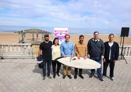 Organizadores y patrocinadores de la Zarautz 4Teens, este martes en Zarautz.