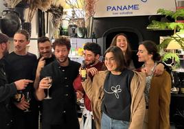 Jóvenes diseñadores y artistas participaron en la colección de flores.