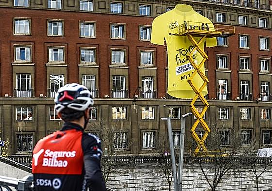 Colocan un maillot amarillo en el edificio Aznar de Bilbao.