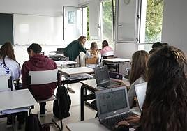 Un grupo de alumnos siguen sus clases con los ordenadores.