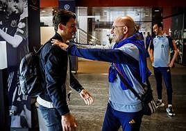 Oyarzabal recibe el saludo de De la Fuente a su llegada a la concentración