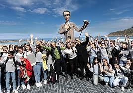 Ravel pasea por La Zurriola