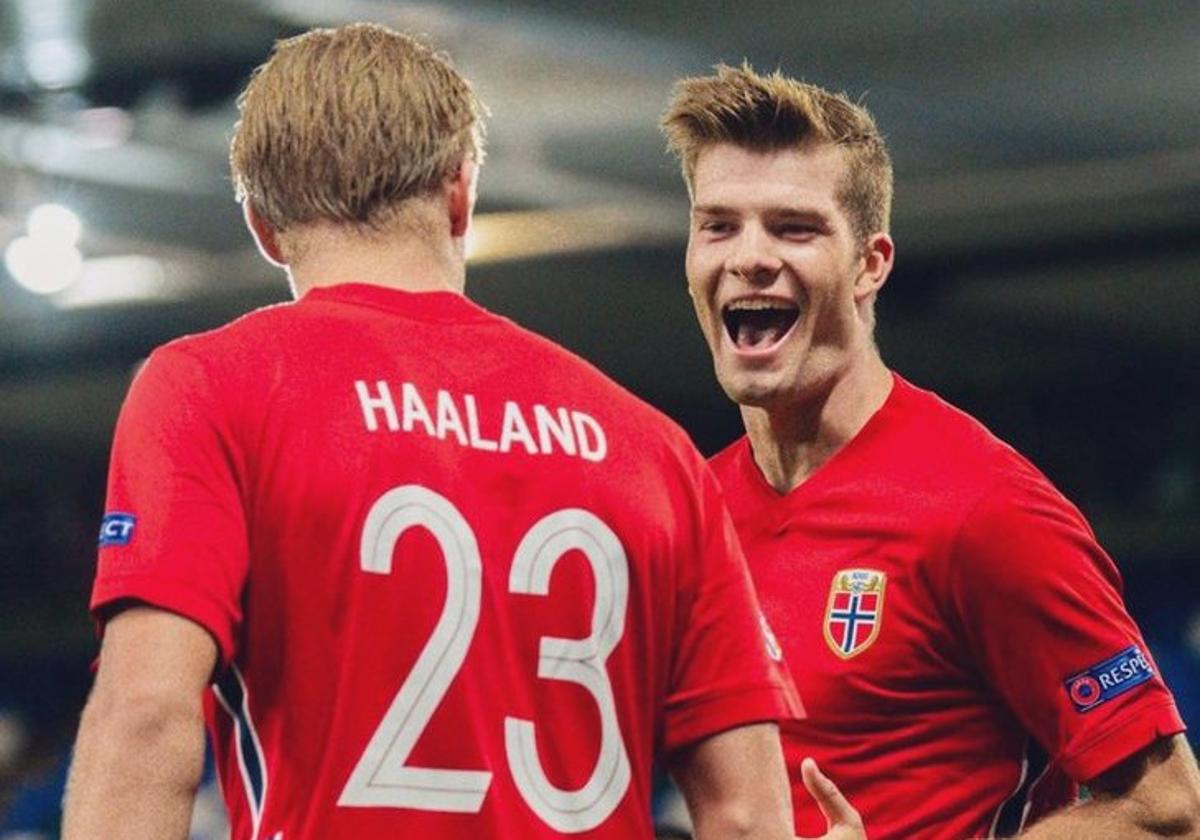 Haaland y Sorloth celebran un gol con la selección de Noruega.