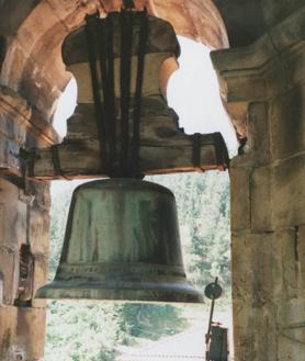 Imagen secundaria 2 - El campanero Antonio Eceiza, en San Martín de Arano. Debajo, las campanas de San Vicente, en la Parte Vieja donostiarra, y campana de la iglesia parroquial de San Pedro, en Eskoriatza.