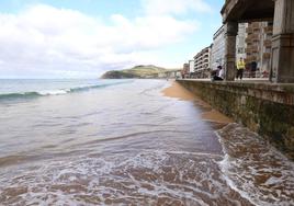 El mar se 'traga' la playa de Zarautz