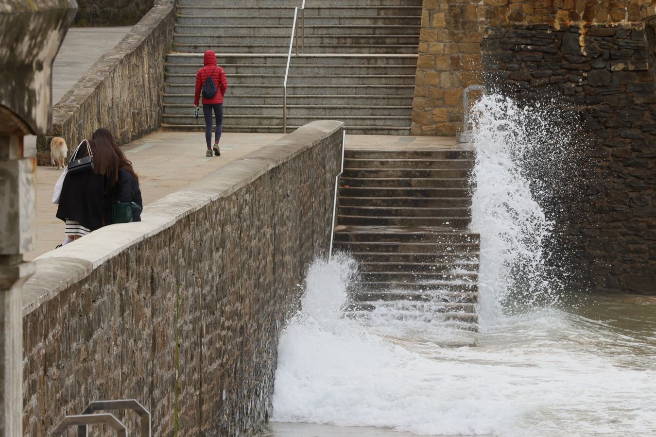 El mar se &#039;traga&#039; la playa de Zarautz