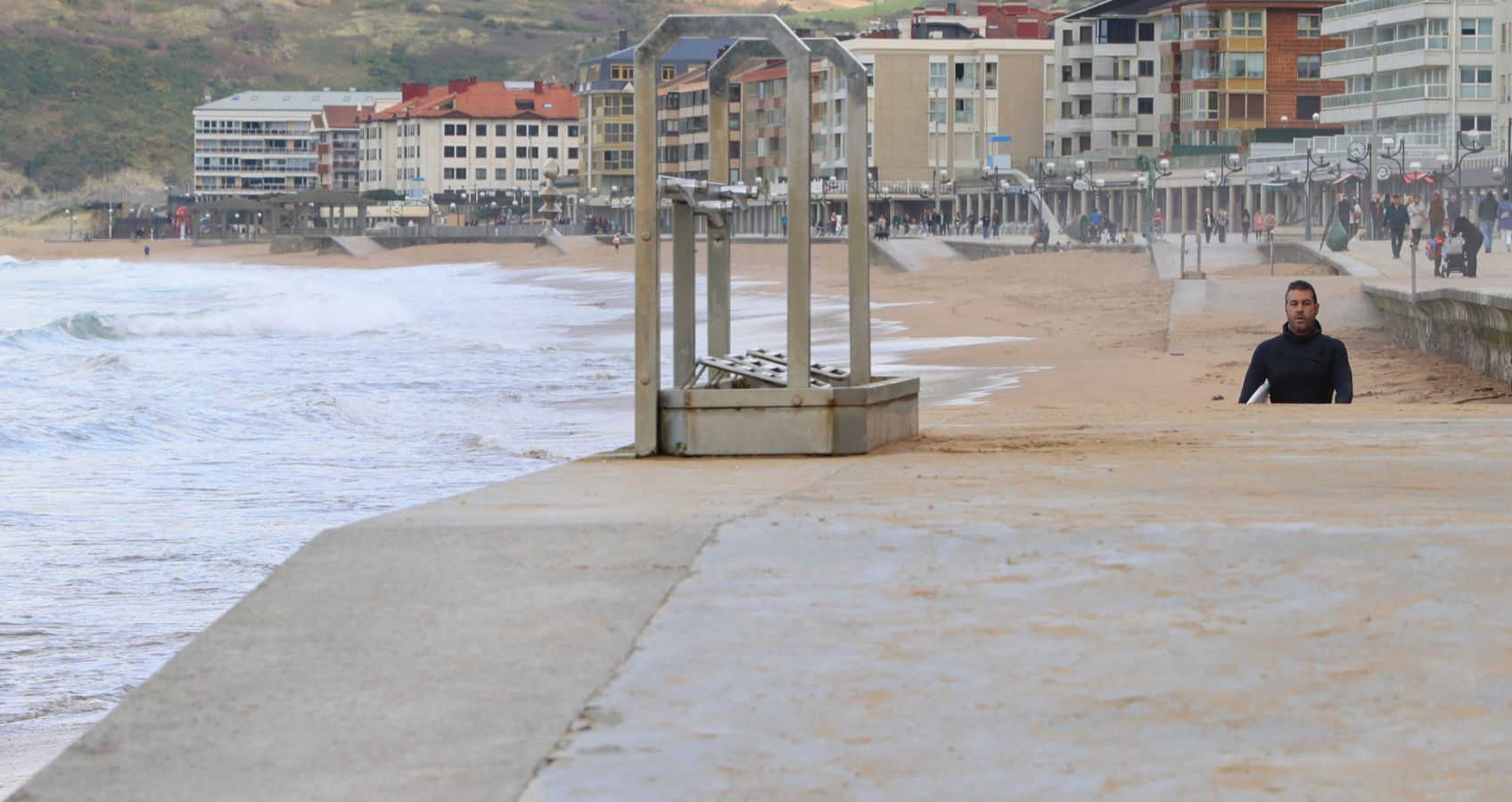 El mar se &#039;traga&#039; la playa de Zarautz