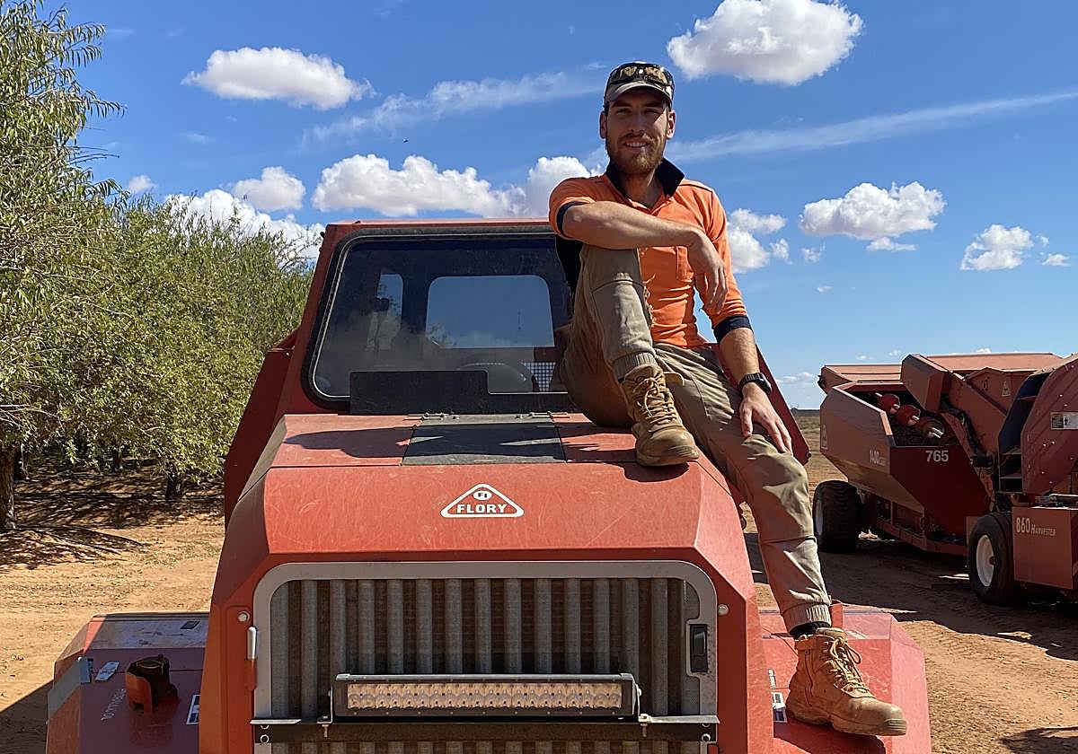 Julen del Río, sobre una 'bank-out' que mueve las almendras de la máquina recolectadora en Boundary Bend