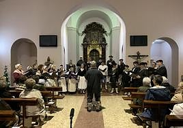 El coro Loinatz en el último concierto que ofreció en navidades en la Parroquia de San Martin .