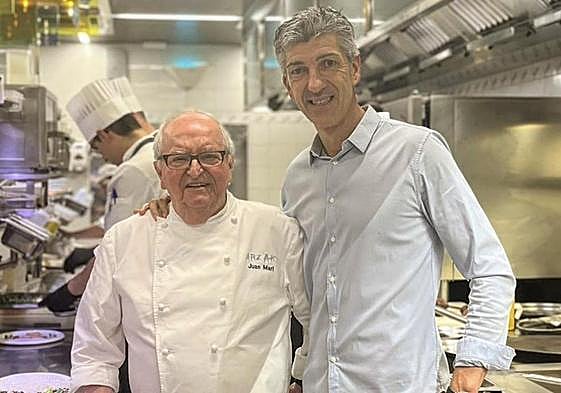 Imanol Alguacil en la cocina del restaurante Arzak junto al cocinero Juan Mari Arzak.