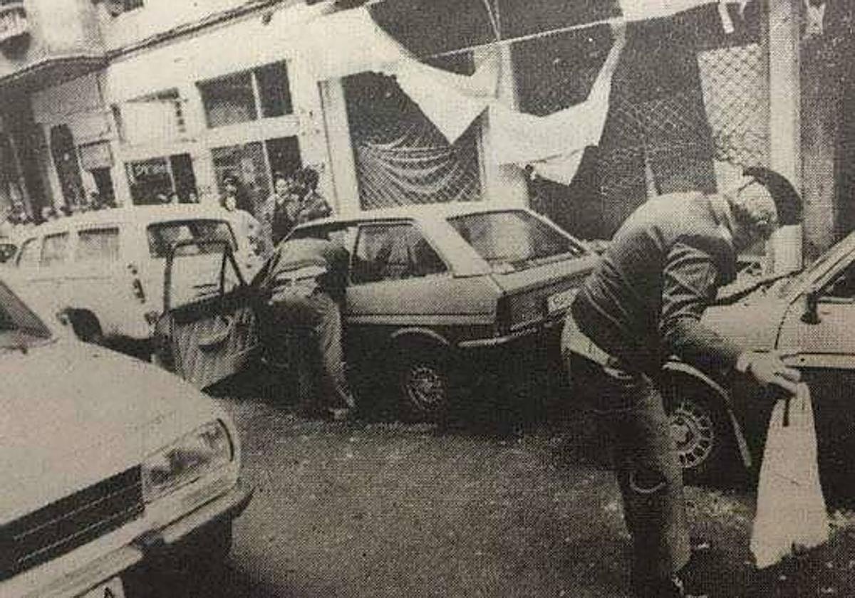 Un policía recoge restos en el lugar del atentado, el 27 de marzo de 1983.