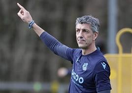 Líder. Imanol da una orden a sus jugadores en un entrenamiento en Zubieta.